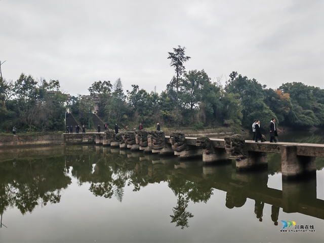 参观龙脑桥（曾佐然摄）.jpg