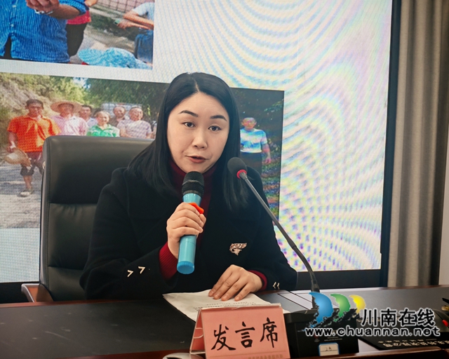 四川省首批明星劳务专合社四川民鑫劳务专合社理事长钟丽作交流发言.jpg