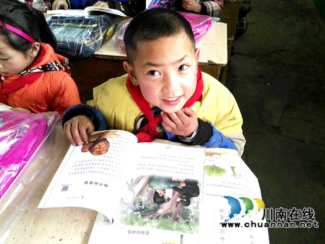2、玉林小学的孩子们在看书.jpg