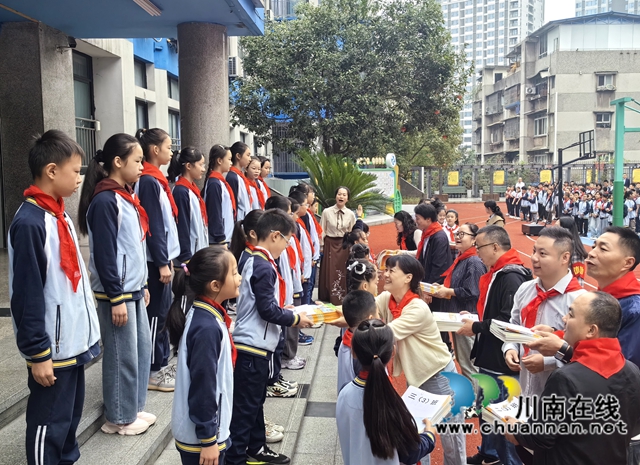 6、泸州实验小学 致公书院赠书活动.jpg