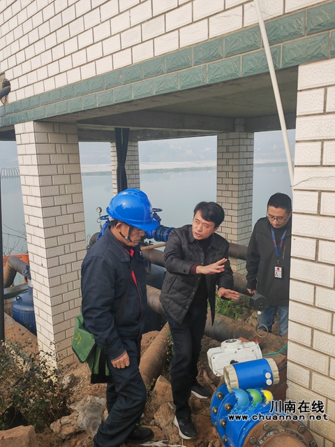 现场解决问题（曾佐然摄）.jpg
