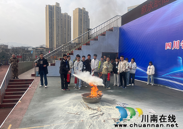 学生灭火演练.jpg