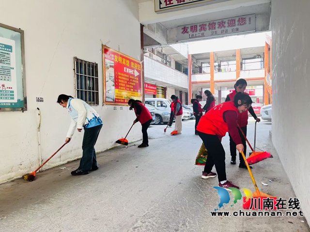 志愿者打扫卫生（龙洪艳摄）.jpg