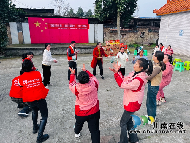 趣味游戏（龙洪艳摄）.jpg