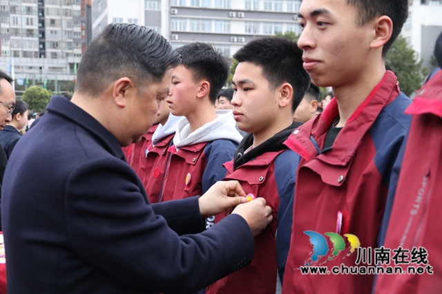 教师给学生佩戴成人纪念章.JPG