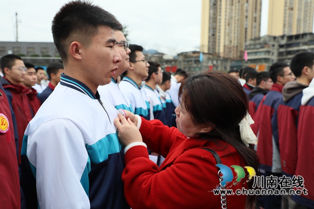 家长给学生佩戴成人纪念章.JPG