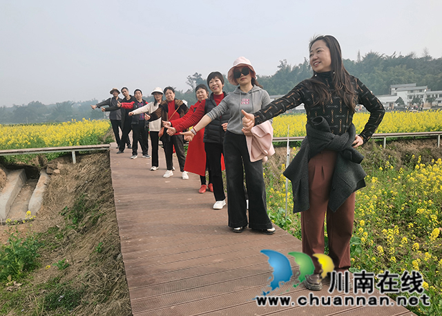 泸县老体协乒乓班开展春游健身活动(图2) 活动中3.jpg