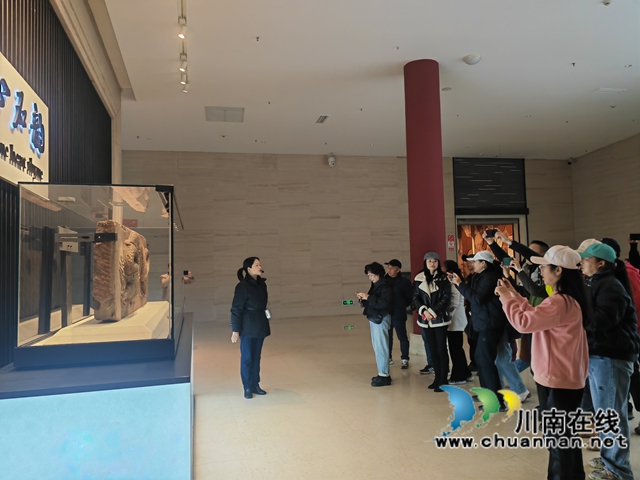 锦江区摄影会员在宋代石刻博物馆参观（曾佐然摄）.jpg