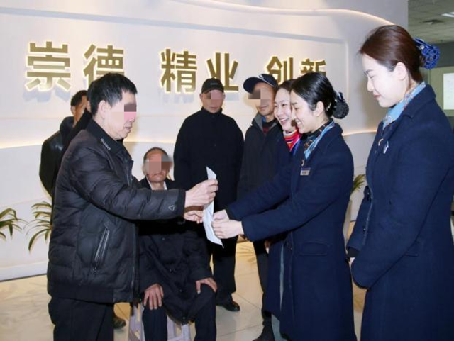 导诊全程一对一陪同，泸州市人医这条门诊“绿色通道”又快又暖