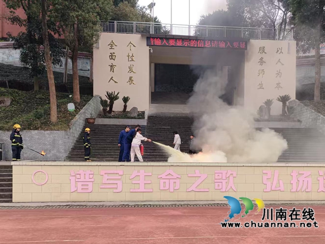 泸县立石镇：一老一少执水带，共绘“安全同心圆”