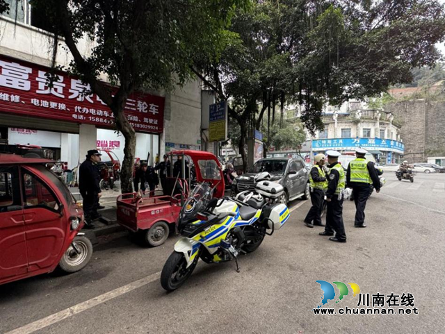 龙马潭区多部门联合整治摩托车占道现象
