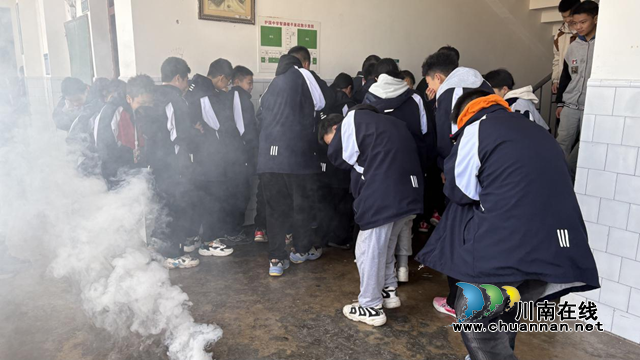 纳溪区护国中学开展消防应急疏散演练