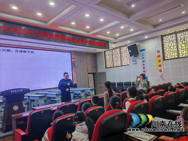与学生互动（曾佐然摄）.jpg