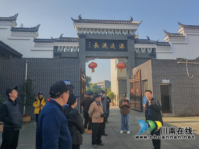 参观（曾佐然摄）.jpg
