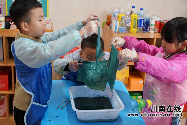 传承非遗,浸润童心|泸县云龙镇中心幼儿园开展“型糊染”非遗体验活动(图3) 微信图片_20250327110851.jpg