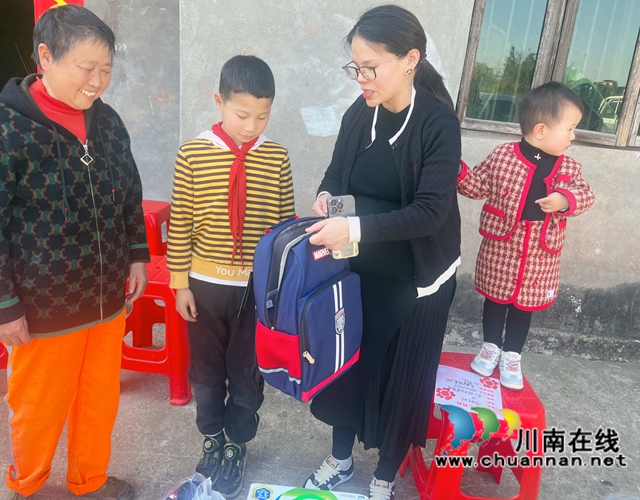 李威威为简仕林买来新书包.jpg