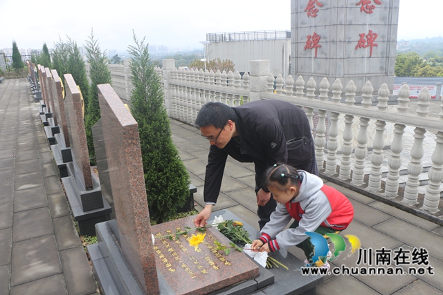 祭奠（龙洪艳摄）.jpg