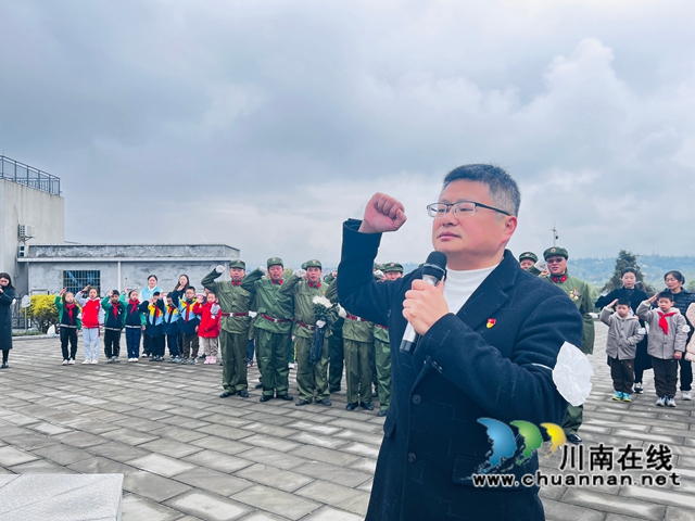 重温入党誓词（龙洪艳摄）.jpg