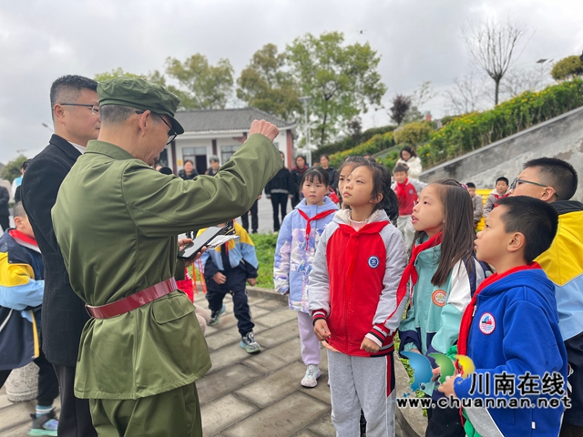 听退役军人讲故事（龙洪艳摄）.jpg