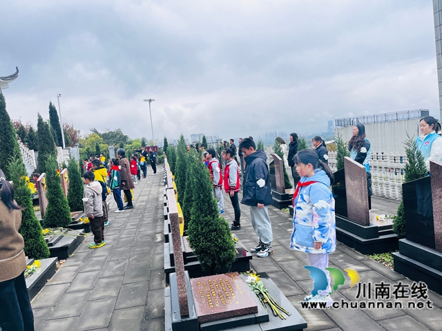 默哀（龙洪艳摄）.jpg