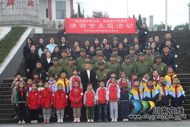祭奠后合影（龙洪艳摄）.jpg
