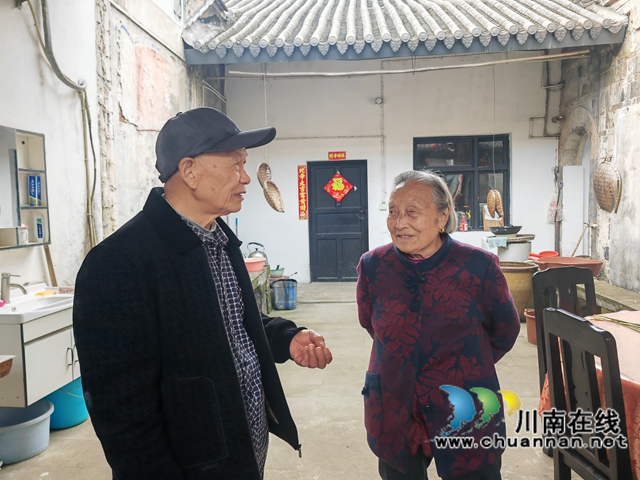 两个老人回忆王氏庄园的变迁（曾佐然摄）.jpg