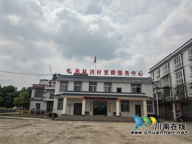 王氏庄园旁边的村党群服务中心（曾佐然摄）.jpg