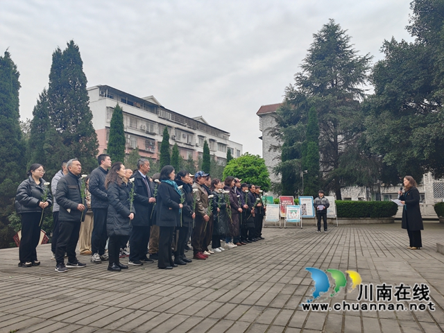 龙马潭区小市街道杜家街社区开展“缅怀先烈志 共铸中华魂”主题教育活动