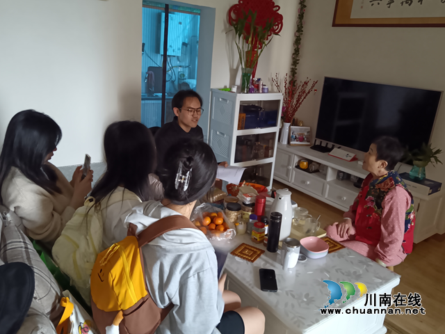 江阳区大山坪街道康华苑社区：志愿者上门送暖，情系独居老人心