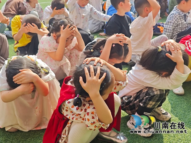 以“练”促防，临“震”不慌｜泸县惠济路幼儿园开展地震演练活动