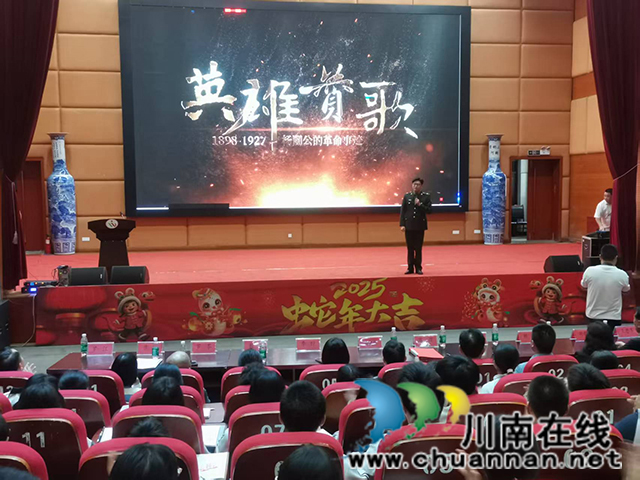 宣讲员正在宣讲红色故事——英雄赞歌场景.jpg