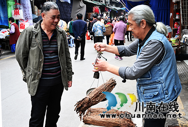 泸州市老年大学相机摄影班学员走进蓝田老街感受浓郁“烟火味”