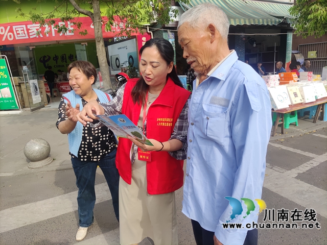 筑牢双防底线 守护平安家园｜龙马潭区双加镇开展禁种铲毒与国家安全联合宣传行动