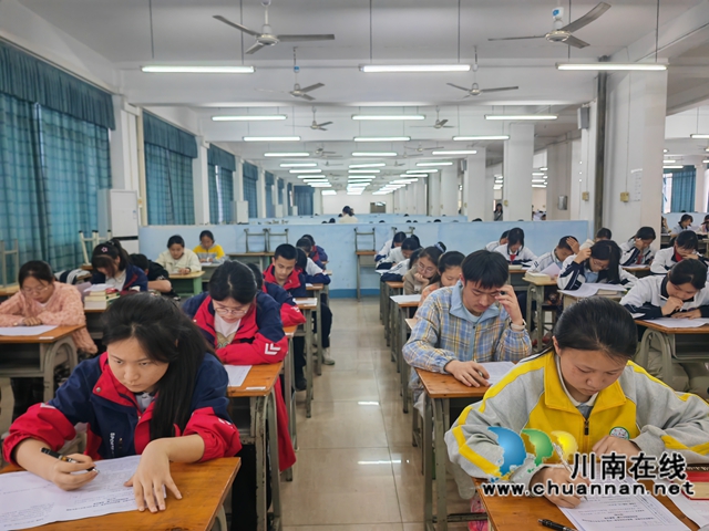 比赛现场1（曾佐然摄）.jpg