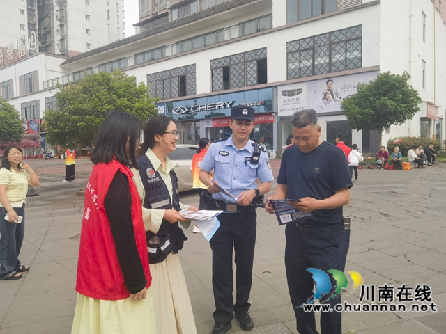 泸县玉蟾街道：“警民携手”筑牢反诈禁毒青春防线