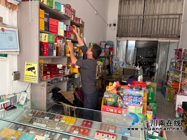 配图1：殷华兴正在店里整理货柜（郭叙苓拍摄）.jpg