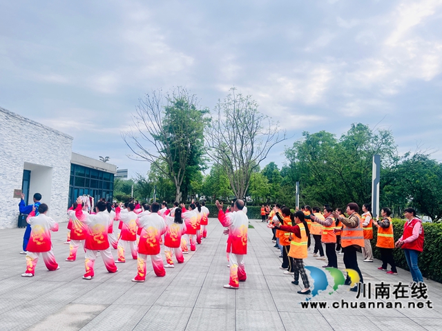 劳动者风采闪耀社区共建之光｜泸县摄影家协会走进玉蟾街道朝阳社区开展五.一公益摄影活动