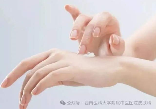男子双手像蛇一样“蜕皮”！