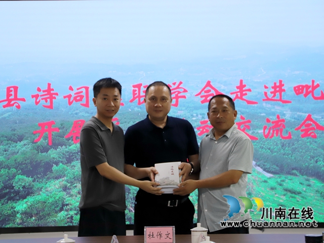赠送书籍（陈清摄）.jpg