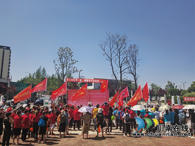 游泳比赛开幕式（曾佐然摄）.jpg