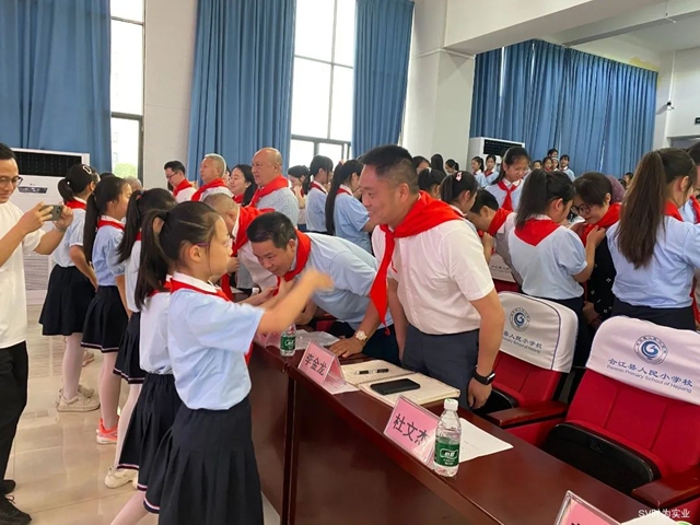 小书包传递大爱心 赤子心浇筑新时代｜泸州时为董事长李金龙：以大地为基业，以星空为征途