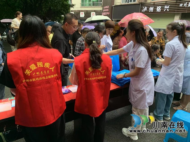 ​江阳区大山坪街道康华苑社区：全国助残日活动暖人心