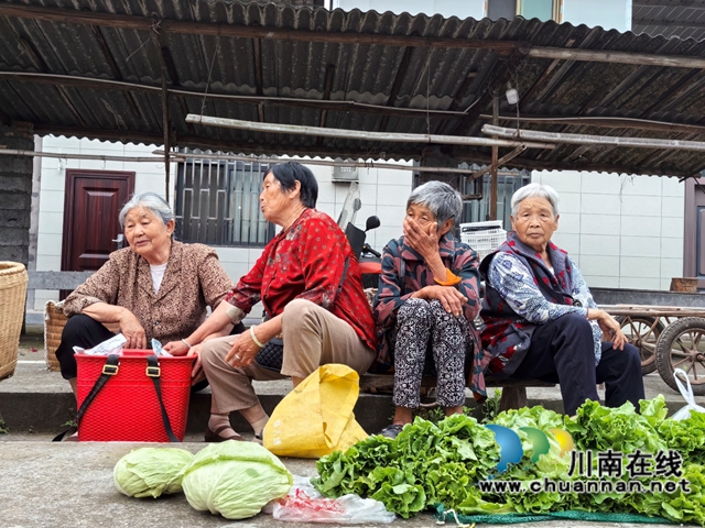 泸县：在光明古道旁光明场守候生意的老人