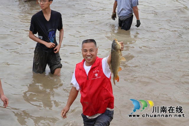捕鱼（李桂涟摄）.jpg