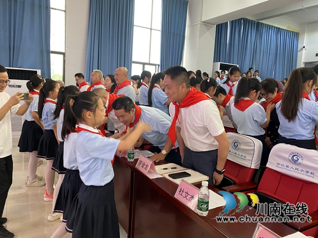 少先队员佩戴红领巾.jpg