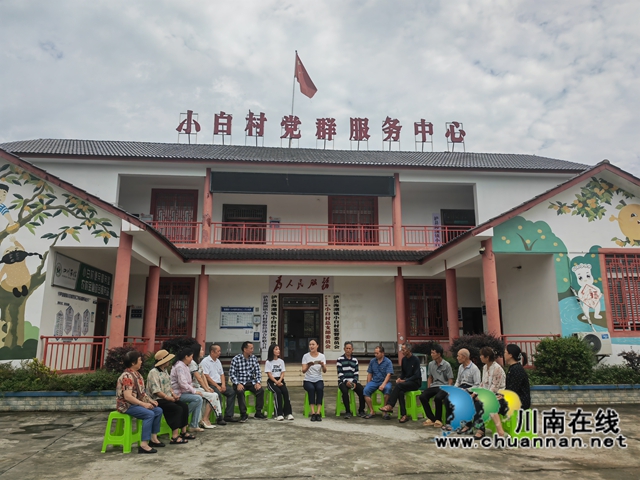 小白村群众坝坝会（曾佐然摄）.jpg