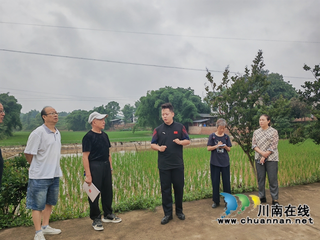 黄楚添（中）向泸县老科协领导介绍基地建设情况（曾佐然摄）.jpg