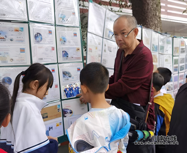 向学生介绍中国空间站航天们太空会师.jpg