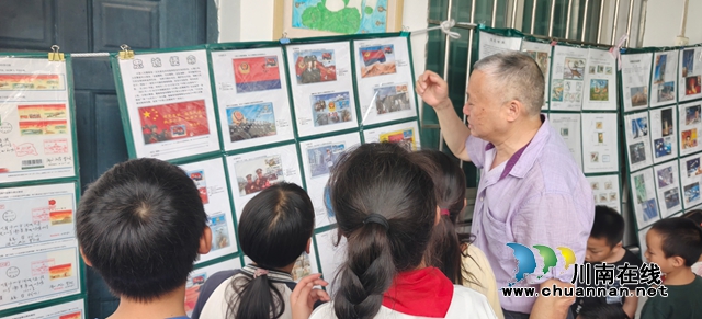 集邮爱好者给学生们讲解邮集内容.jpg