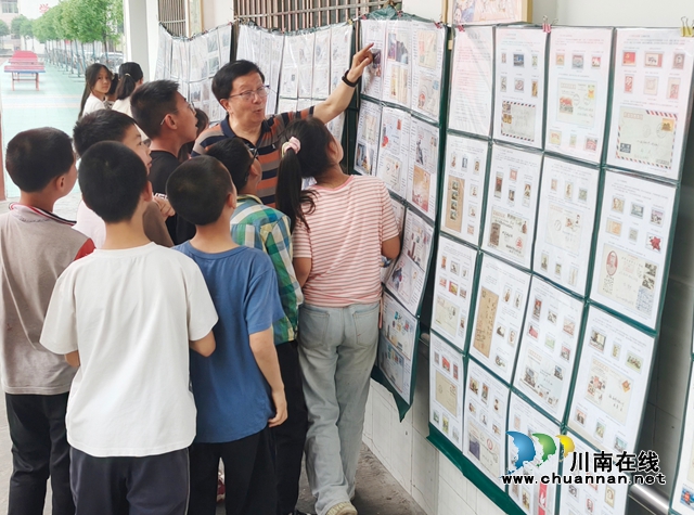 集邮爱好者给学生们讲解邮集内容-4.jpg
